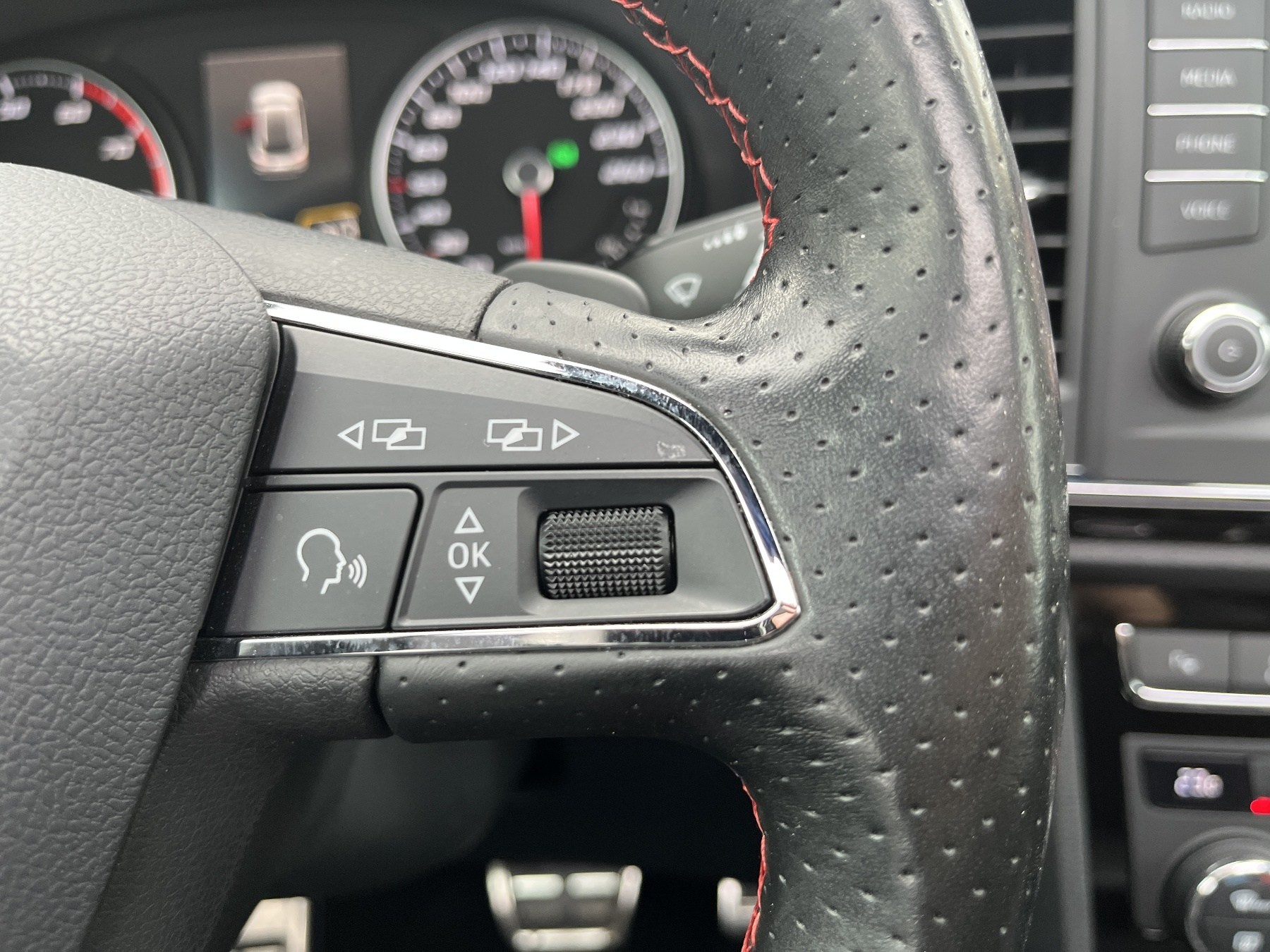 SEAT Ateca FR 4Drive 2,0Tsi 7-Gang-DSF Pano-Dach,360* SEAT Ateca FR 4Drive 2,0Tsi 7-Gang-DSF Pano-Dach,360*