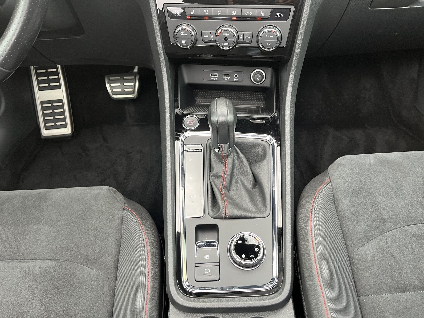 SEAT Ateca FR 4Drive 2,0Tsi 7-Gang-DSF Pano-Dach,360* SEAT Ateca FR 4Drive 2,0Tsi 7-Gang-DSF Pano-Dach,360*