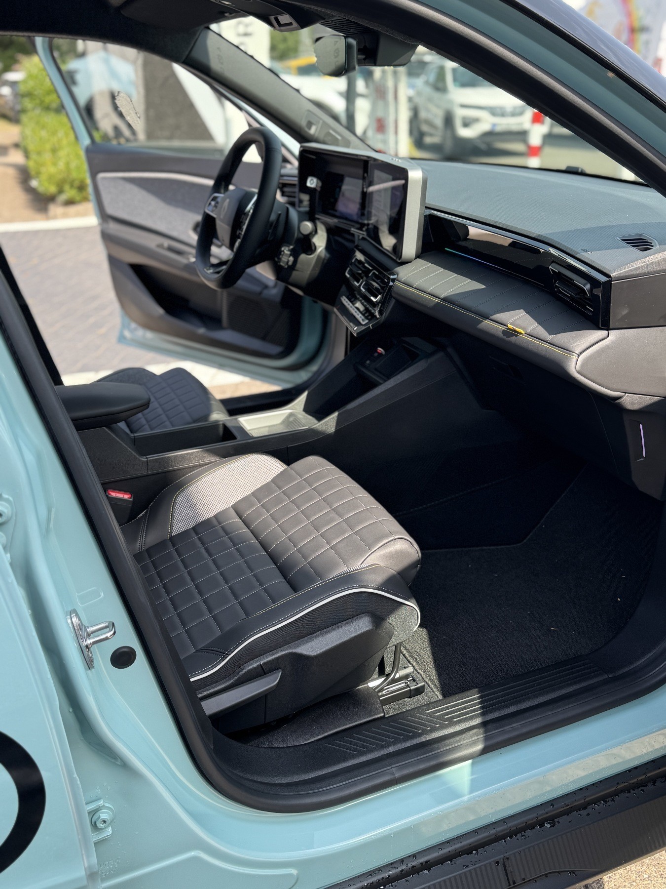 RENAULT R 4 E-Tech Iconic 150 Comfort Range RENAULT R 4 E-Tech Iconic 150 Comfort Range